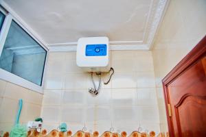 Kilimani Apartment 2 في مدينة زنجبار: حمام به كاميرا على الحائط