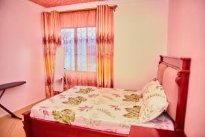 Kilimani Apartment 2 في مدينة زنجبار: غرفة نوم صغيرة مع سرير مع نافذة