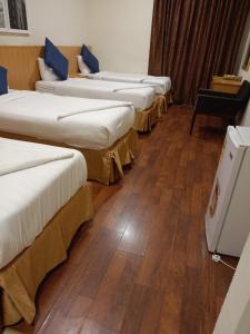 una fila di letti allineati in una stanza di فندق أكاليل a Al Masfalah