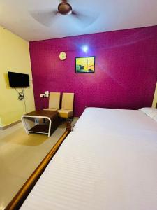 Una televisión o centro de entretenimiento en Morning Starrr Homestay 45 fotos más