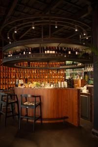 法拉尔雅Lov Faralya Adults Only的酒吧设有两把椅子和一个带饮料的吧台