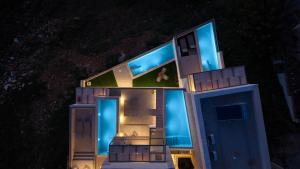 una casa con luces azules en la parte superior en AnNiko Suites Nafplio, en Nauplia