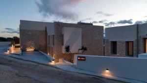 un edificio de ladrillo con luces delante de él en AnNiko Suites Nafplio, en Nauplia