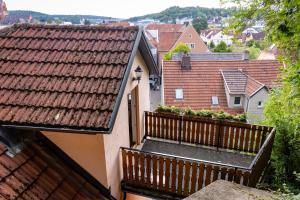 Fewo Heidenheim في هايدنهايم آن دير برينز: شرفة شقة ذات درابزين خشبي وسقف