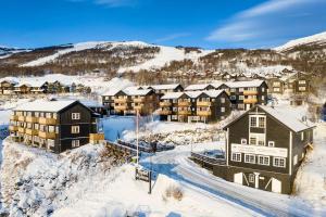 Una vista aérea de un complejo turístico en la nieve. en Oppdal Alpintun, en Oppdal