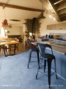 studio terrace swimming pool quiet expo park في موجيو: غرفة بها طاولات وكراسي ومطبخ