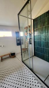 een badkamer met een glazen douche en een tafel bij Détente Famille Charme Normand - Maison de charme - Proche mer et plages in La Gaillarde +13 foto's