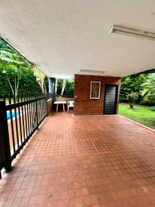 Un patio vacío con una pared de ladrillos y una mesa. en Apto Multicentro Cali | Piscina, Home Office, 2HB, en Cali 11 fotos más