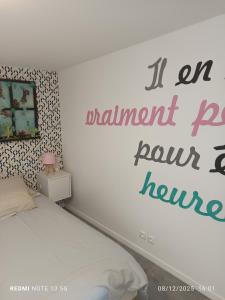 studio terrace swimming pool quiet expo park في موجيو: غرفة نوم بها سرير ولافتة مكتوب عليها إذا كانت الإدارة تدير منزلًا +21 صورة