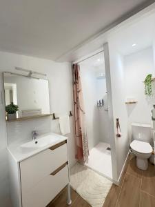 een badkamer met een wastafel, een toilet en een douche bij L'impasse Japandi in Libourne
