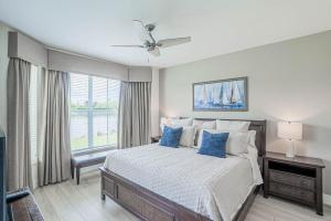 una camera da letto con un letto grande con cuscini blu di Positano Vacation Rental a Lely Resort Altre 47 foto