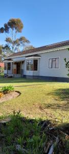 una casa con un grande cortile davanti di Wilderness Phoenix Rising a Wildernis