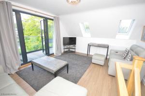 Et tv og/eller underholdning på Rendezvous - stunning corner plot on the main river in Wroxham