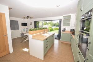 Køkken eller tekøkken på Rendezvous - stunning corner plot on the main river in Wroxham