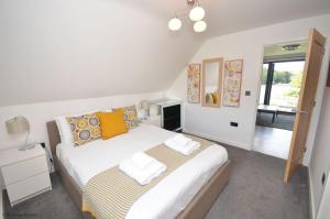 En eller flere senge i et værelse på Rendezvous - stunning corner plot on the main river in Wroxham