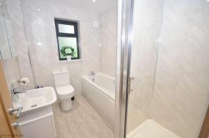 Et badeværelse på Rendezvous - stunning corner plot on the main river in Wroxham + 21 billeder