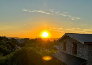 Η ανατολή ή δύση του ηλίου όπως φαίνεται από αυτή η παραθεριστική κατοικία ή από εκεί κοντά