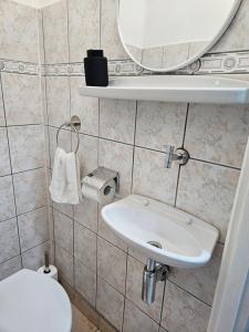 Koupelna v ubytování FAMILLE Apartman