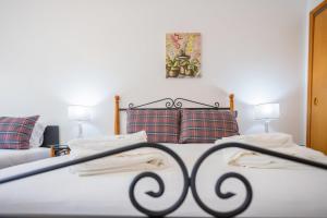 Postel nebo postele na pokoji v ubytování GuestReady - Azorean retreat with Marina view