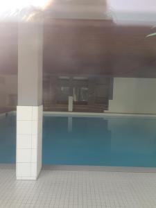 Im Alpennest في Niederdorla: حمام سباحة كبير في مبنى