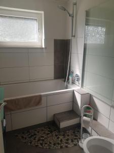 Im Alpennest في Niederdorla: حمام مع حوض ومغسلة ونافذة +4 صور