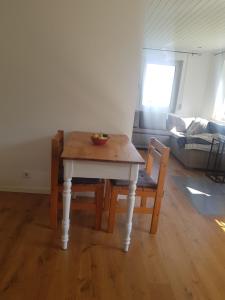 Im Alpennest في Niederdorla: طاولة صغيرة وكراسي في غرفة المعيشة