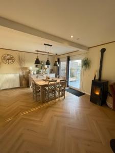a kitchen and dining room with a table and chairs at Charmante maison rénovée in Fernelmont