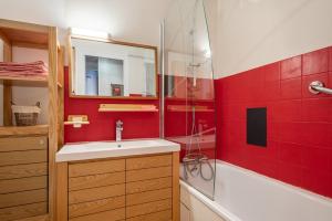 a bathroom with a sink and a shower and red tiles at Studio Chaleureux, Plein Sud in Villard-de-Lans