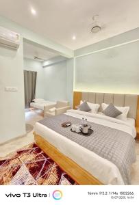 um quarto com uma cama grande em um quarto em Vilaasitaa Family Suites em Indore