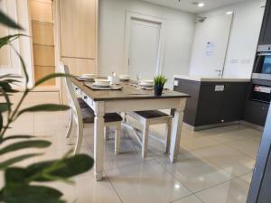 Køkken eller tekøkken på French Vintage Luxury 2BR Suites at Georgetown