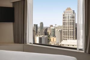 Кровать или кровати в номере Crowne Plaza Seattle Newly Renovated with No Resort Fee