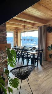 ein Esszimmer mit Tisch und Stühlen in der Unterkunft Osobie - dom z widokiem na góry in Ochotnica Dolna
