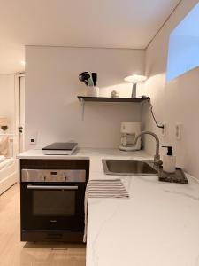 una cocina con fregadero y encimera en New modern apartment, en Bergen