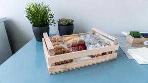 eine mit Lebensmitteln gefüllte Holzkiste auf einem Tisch in der Unterkunft BeB Gallozzo in Cesate