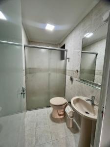 Et badeværelse på Apartamento quadra mar + 4 billeder