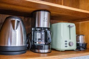 Принадлежности для чая и кофе в The Wina Ambengan Canggu by Exotic Bali Properties