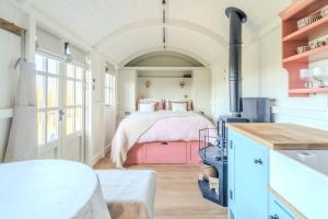 En eller flere senge i et værelse på Red Robin Retreat