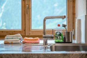 LYNS HOME في سولدن: مغسلة المطبخ بها صنبور وصابون