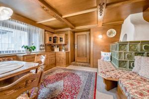 LYNS HOME في سولدن: مطبخ مع طاولة وغرفة طعام