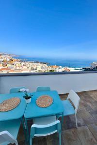 Una mesa y sillas con vista al mar. en Terraza al mar, en Candelaria
