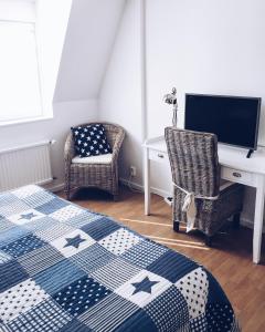 a bedroom with a bed and a desk and a chair at Hotell Krabban in Strömstad