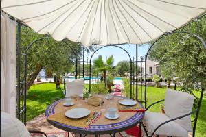 Κήπος έξω από το Dar le Domaine, Tennis, Foot, Piscine et basket