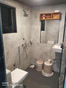 Phòng tắm tại Ekant Cottage