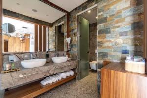 O baie la Luxury Apartments & Villas +43 fotografii