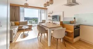 Un televizor și/sau centru de divertisment la Luxury Apartments & Villas