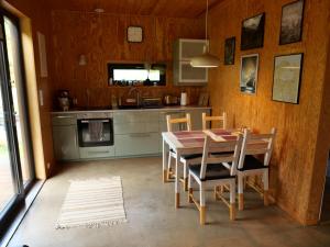 Kuchyň nebo kuchyňský kout v ubytování Dom na rozlewiskach