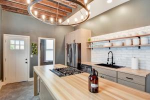 Køkken eller tekøkken på Large Milwaukee Home • 4BR • Fast WiFi + 16 billeder