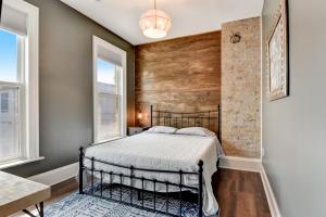 En eller flere senge i et værelse på Large Milwaukee Home • 4BR • Fast WiFi