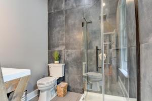 Et badeværelse på Large Milwaukee Home • 4BR • Fast WiFi