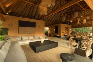 Una sala de estar con un sofá y un televisor de pantalla plana. en Casa Yute by Ahau Collection, en San Agustinillo 76 fotos más